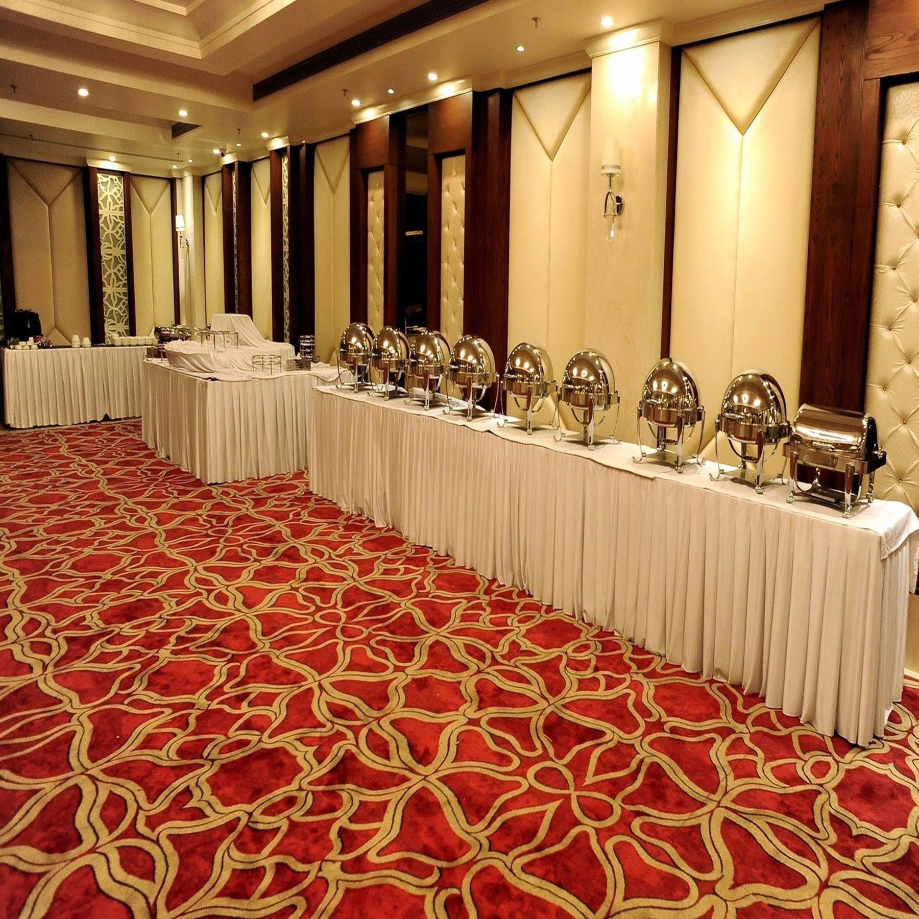 Hotel Sarovar Portico- 4*